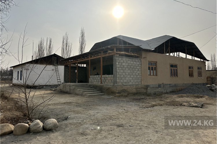 Кыргыз-тажик чек арасындагы Кара-Бак айылы