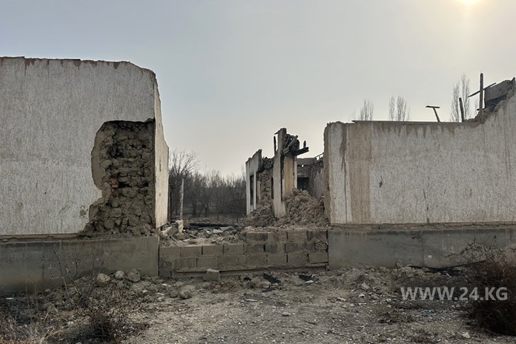 Невосстановленный дом на неопределенной границе