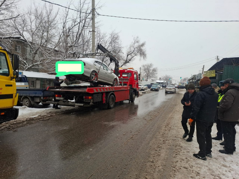 В Бишкеке брошенные на длительный срок автомашины эвакуируют