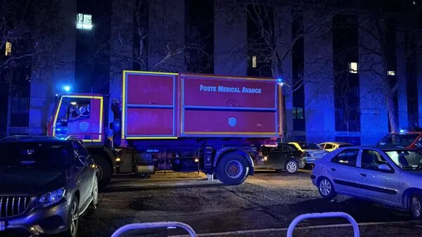 На месте происшествия работают восемьдесят пожарных.