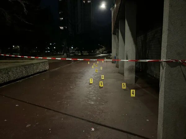 Следы взрыва в районе Олимпийской деревни на площади Клода Когана.