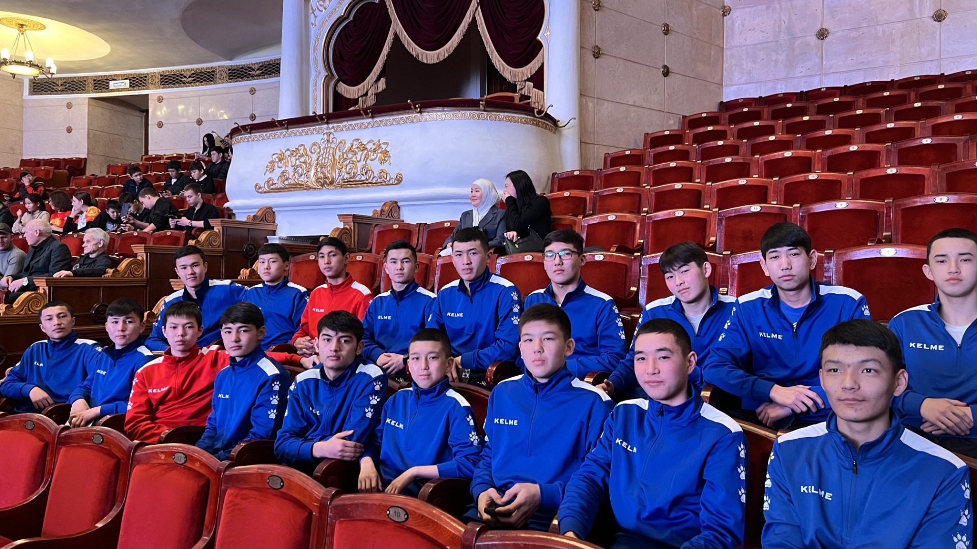 Футбольная команда Республиканского спортивного колледжа на показе фильма