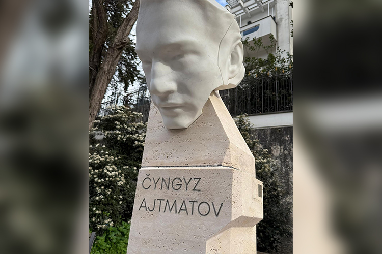 Памятник Чингизу Айтматову