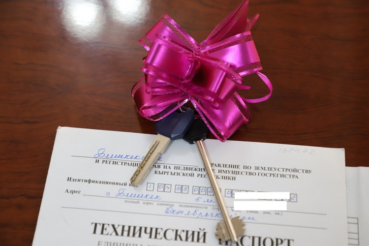 Камчыбек Ташиев подарил однокомнатную квартиру нуждающейся семье