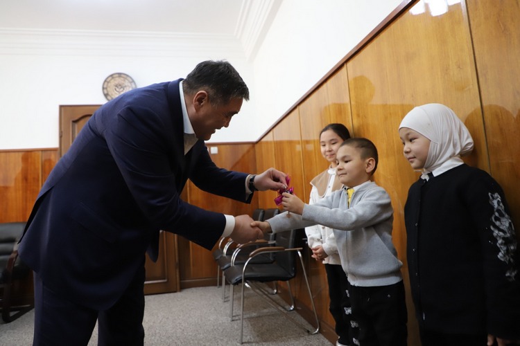 Камчыбек Ташиев подарил однокомнатную квартиру нуждающейся семье