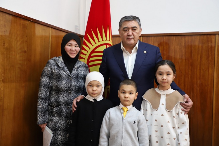 Камчыбек Ташиев подарил однокомнатную квартиру нуждающейся семье