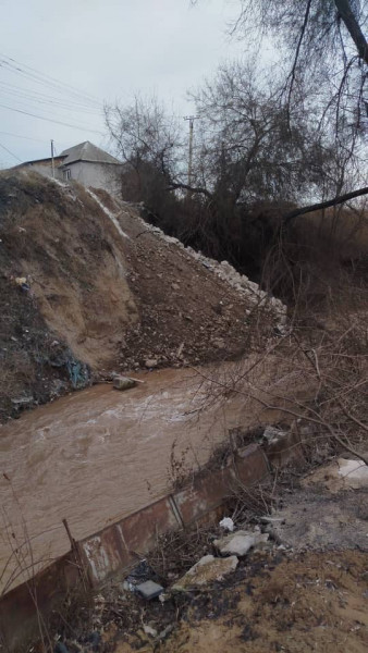 К ответственности привлекли водителей спецтехники, сбросивших строительный мусор в русло реки Аламедин.