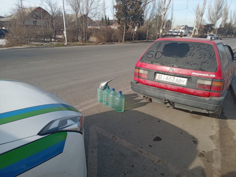 В Бишкеке проводят рейды и штрафуют за нелегальную продажу бензина в бутылках
