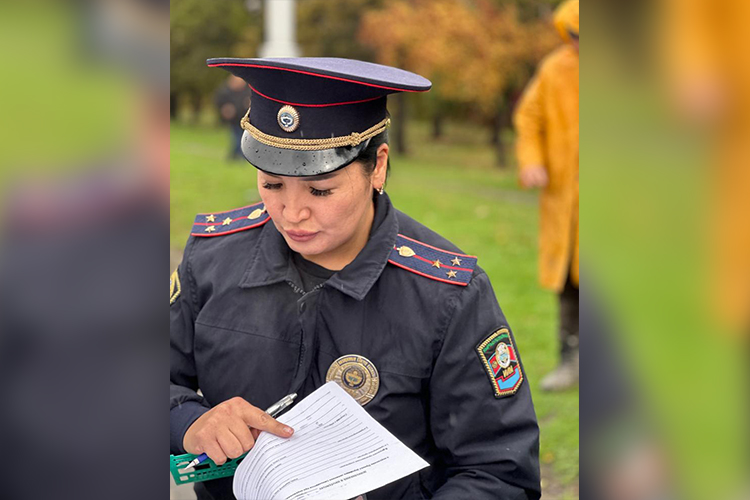 Сотрудница во время работы