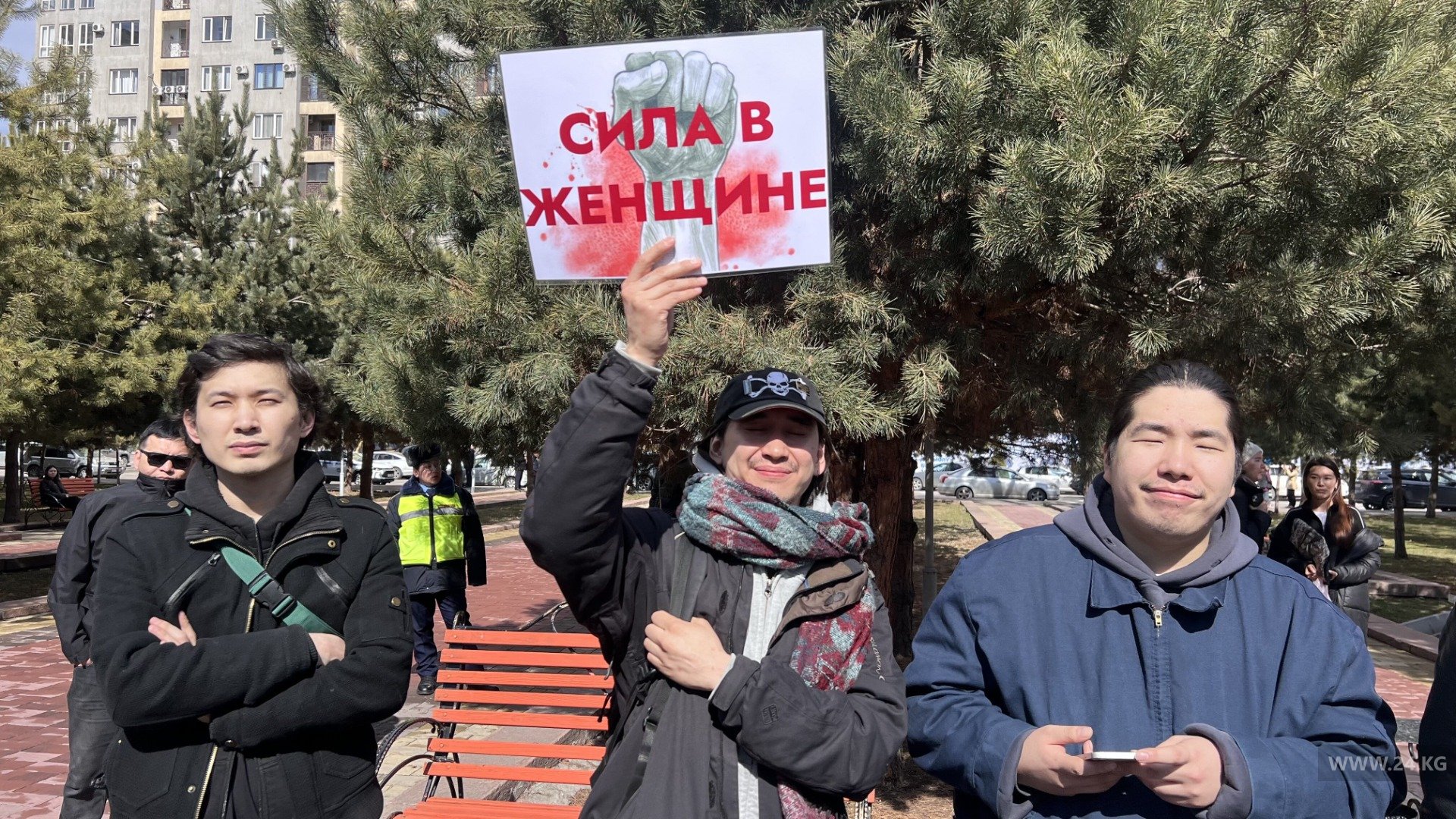 В Бишкеке прошел мирный марш за права женщин