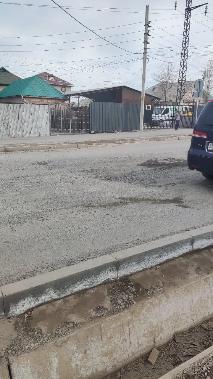 Ямы на улицах Ауэзова и Анкара