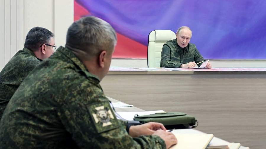 Президент России Владимир Путин посетил Курскую область, впервые за долгое время надев военную форму