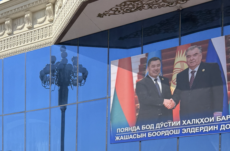 Фотография президентов Кыргызстана и Таджикистана у входа в аэропорт