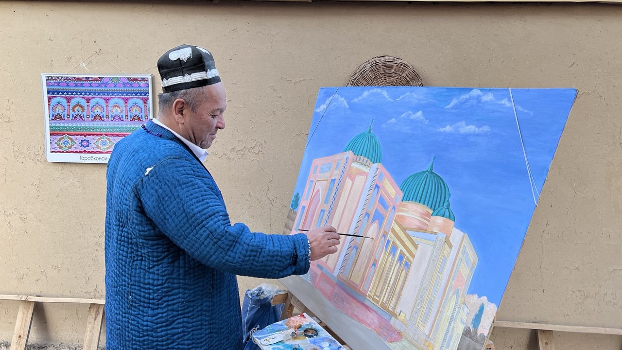 Художник в Худжандской крепости