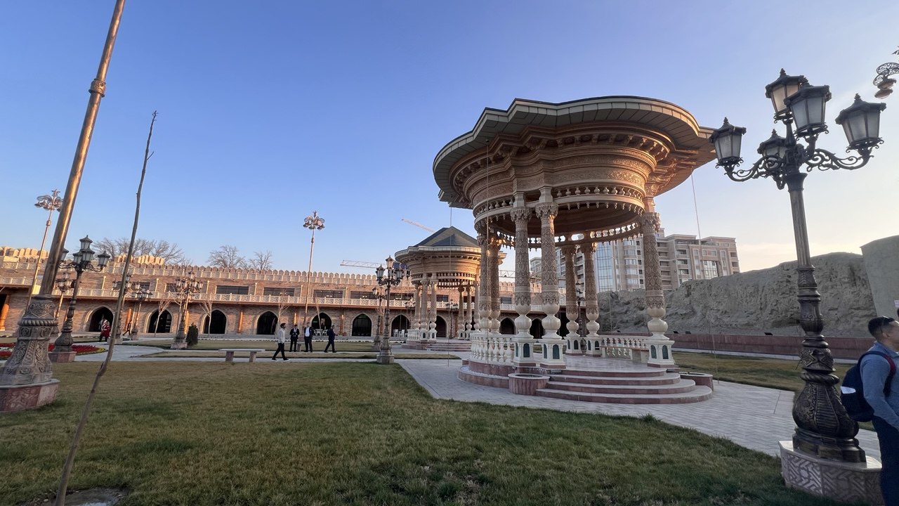 Внутри Худжандской крепости