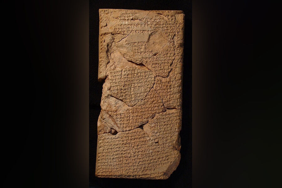 Даже 2300-2150 лет до нашей эры существовала бюрократия