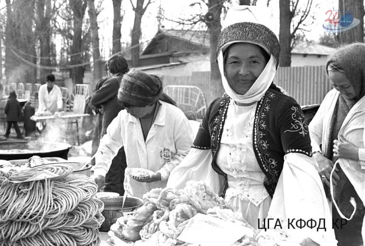 Распродажа блюд национальной кухни. Чолпон-Ата, 1990 год