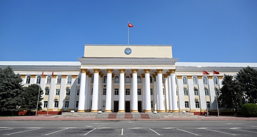 Здание Дома правительства на площади имени Турдакуна Усубалиева (Старая площадь) в Бишкеке