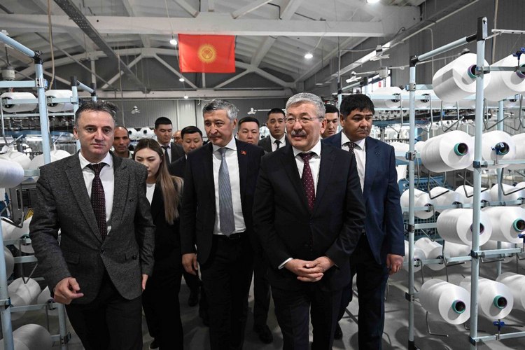 Адылбек Касымалиев на текстильной фабрике