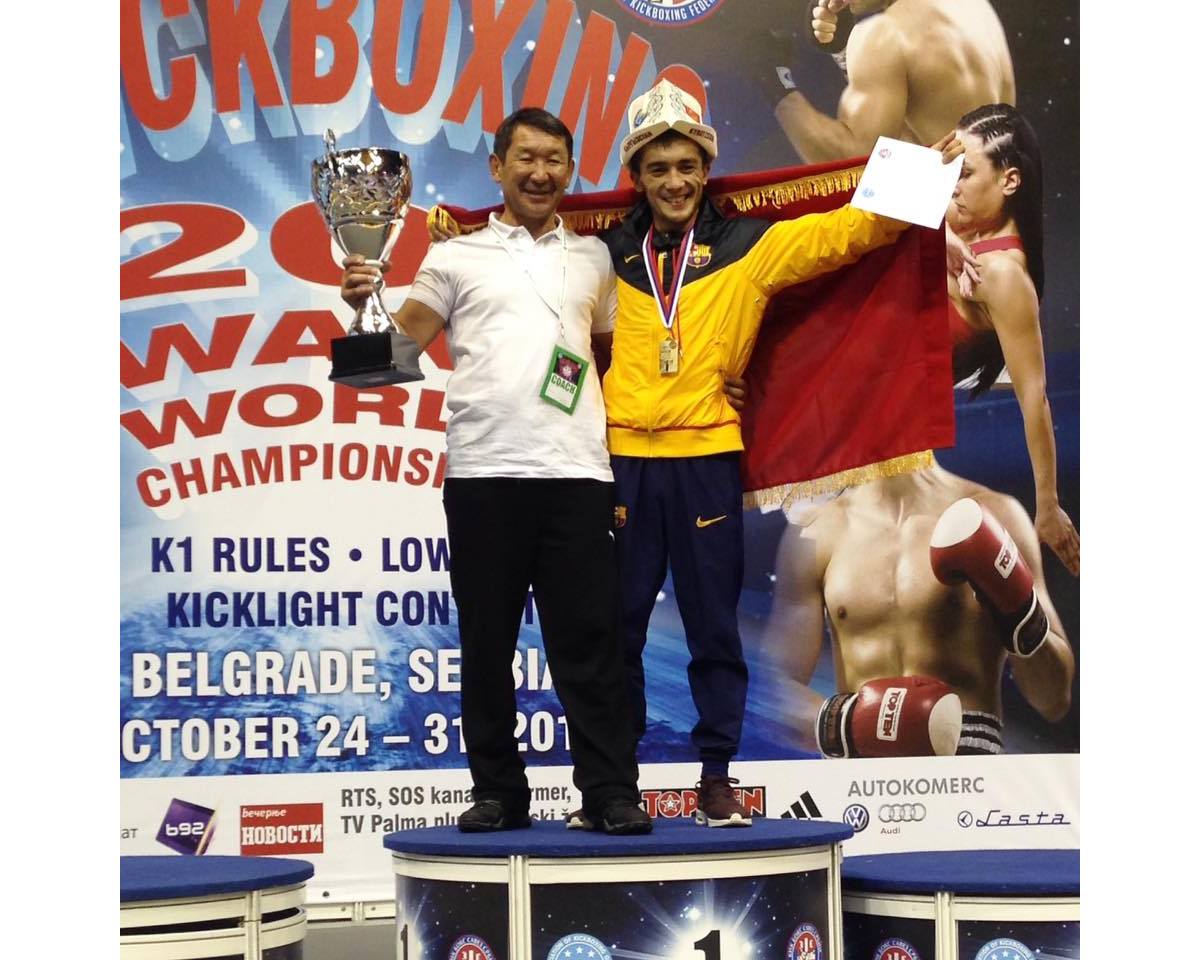 Архив У.Касымбекова. С тренером после победы на чемпионате мира-2015