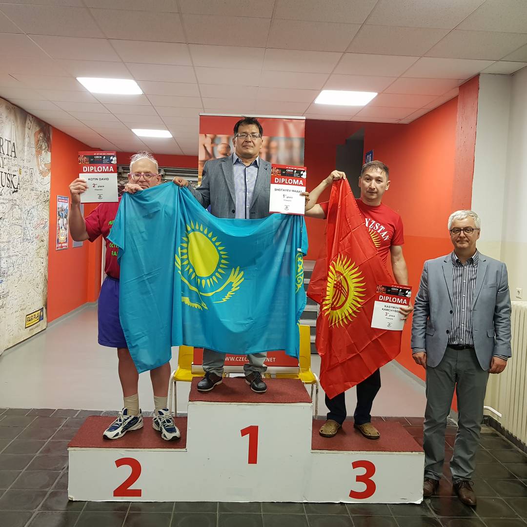 Справа на пьедестале - бронзовый призер международной Олимпиады по интеллектуальным видам спорта Камчыбек Касымов