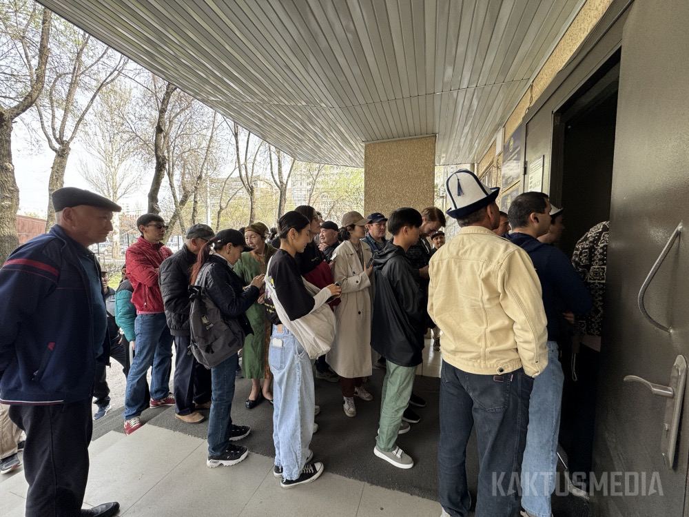 У здания Свердловского райсуда в Бишкеке собрались сторонники Канышай Мамыркуловой