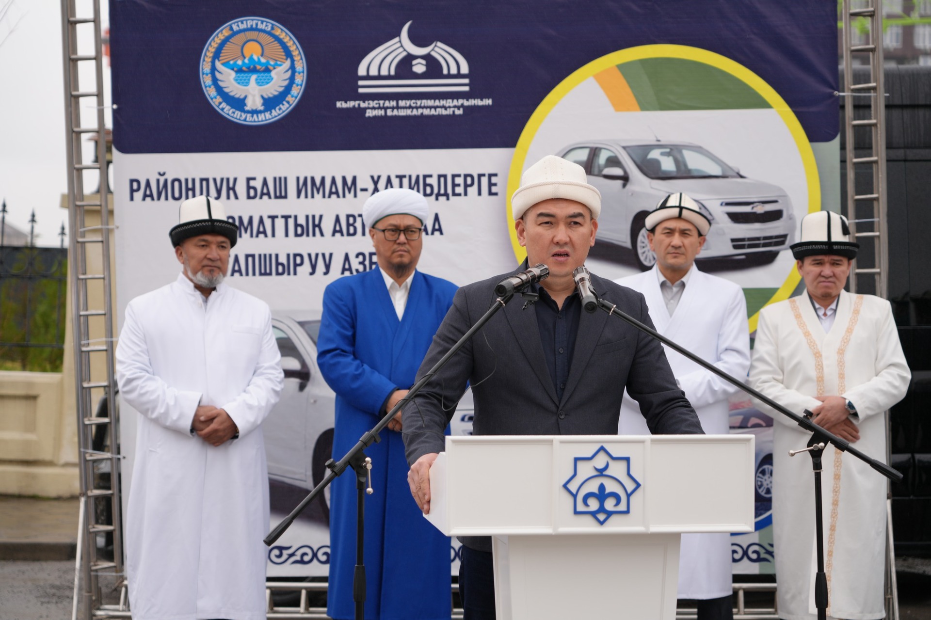 Имам-хатибам и казиям вручили служебные машины местного производства