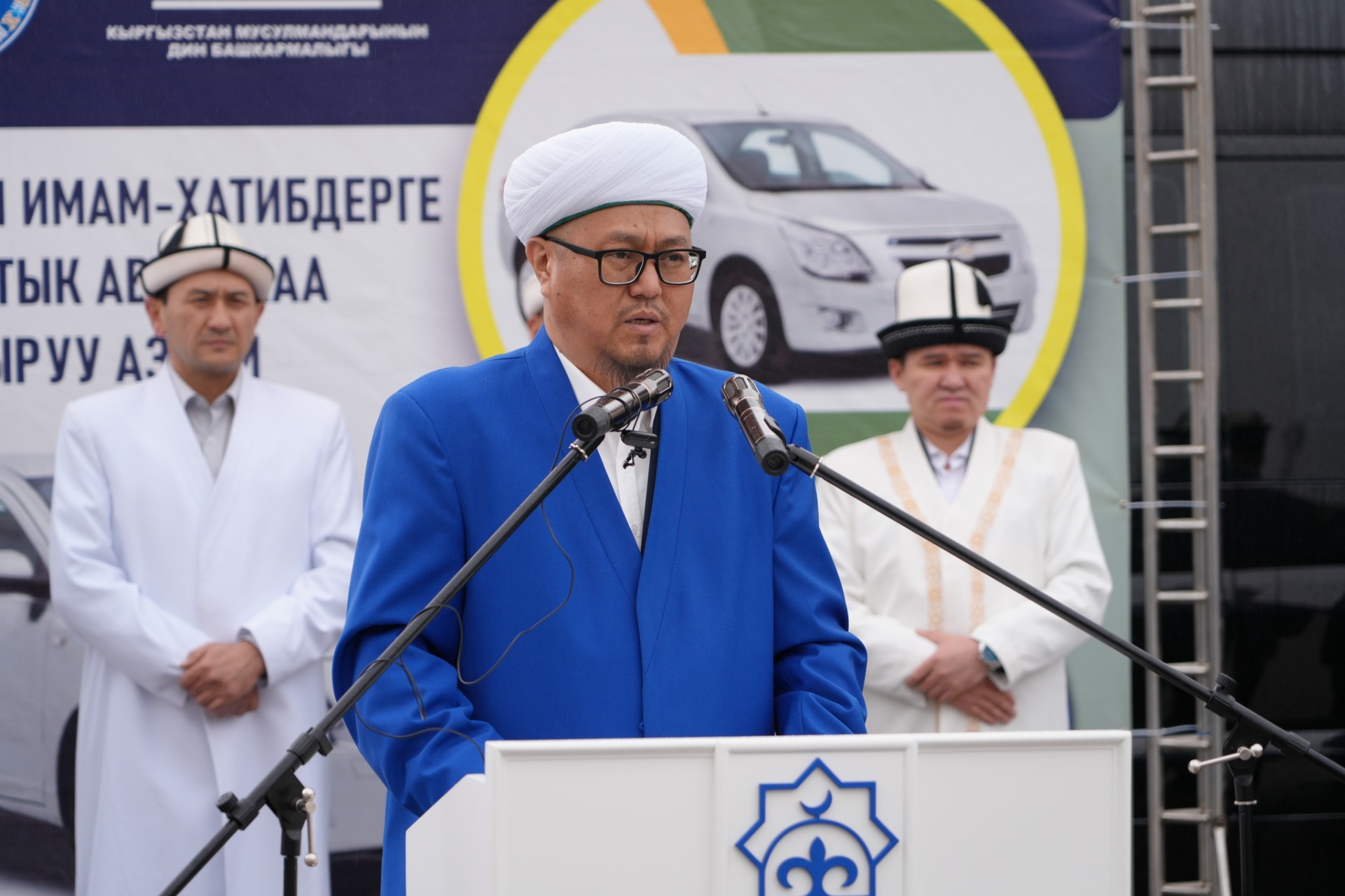 Имам-хатибам и казиям вручили служебные машины местного производства