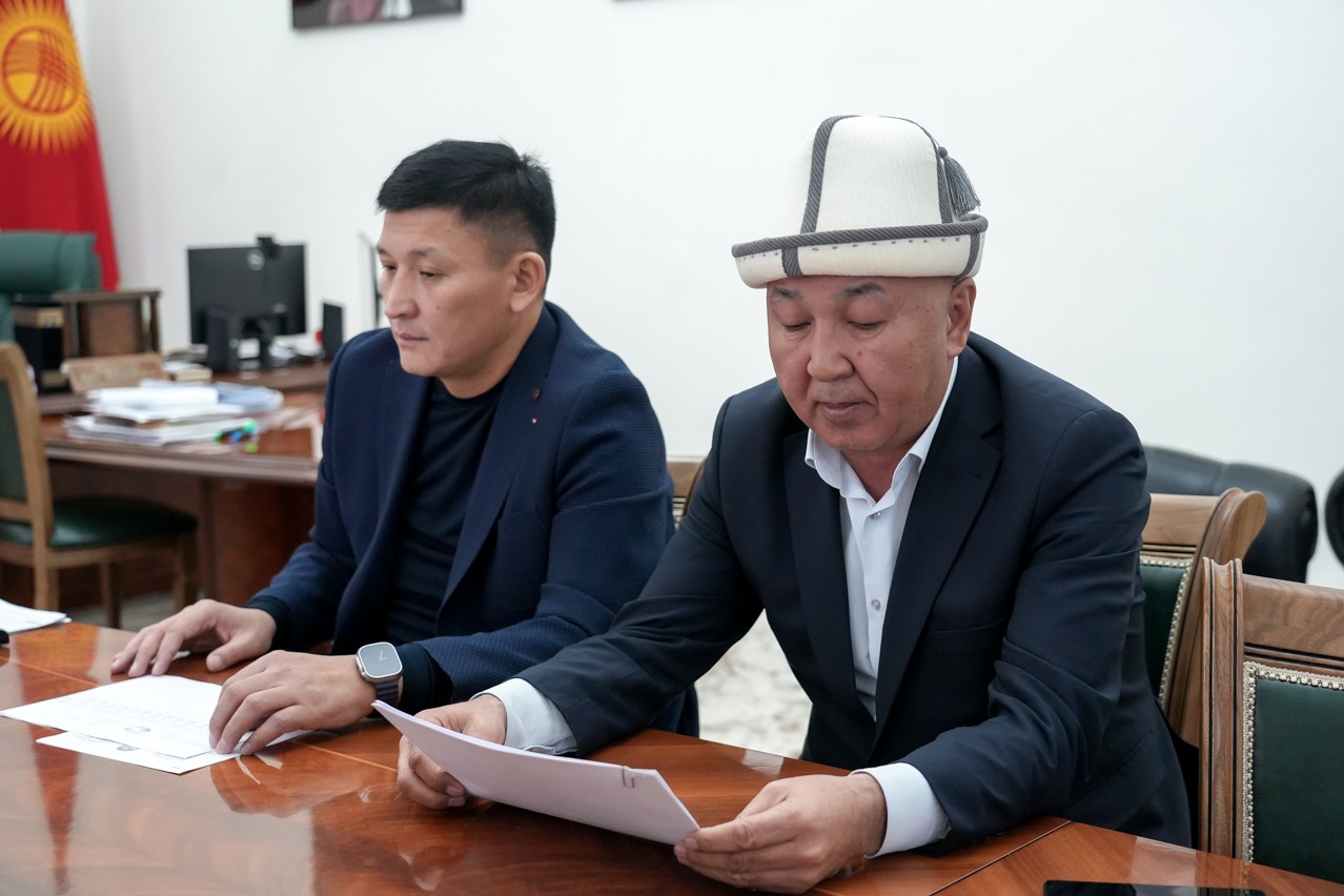 Мэр Айбек Джунушалиев провел рабочую встречу с представителями Государственной страховой организации.