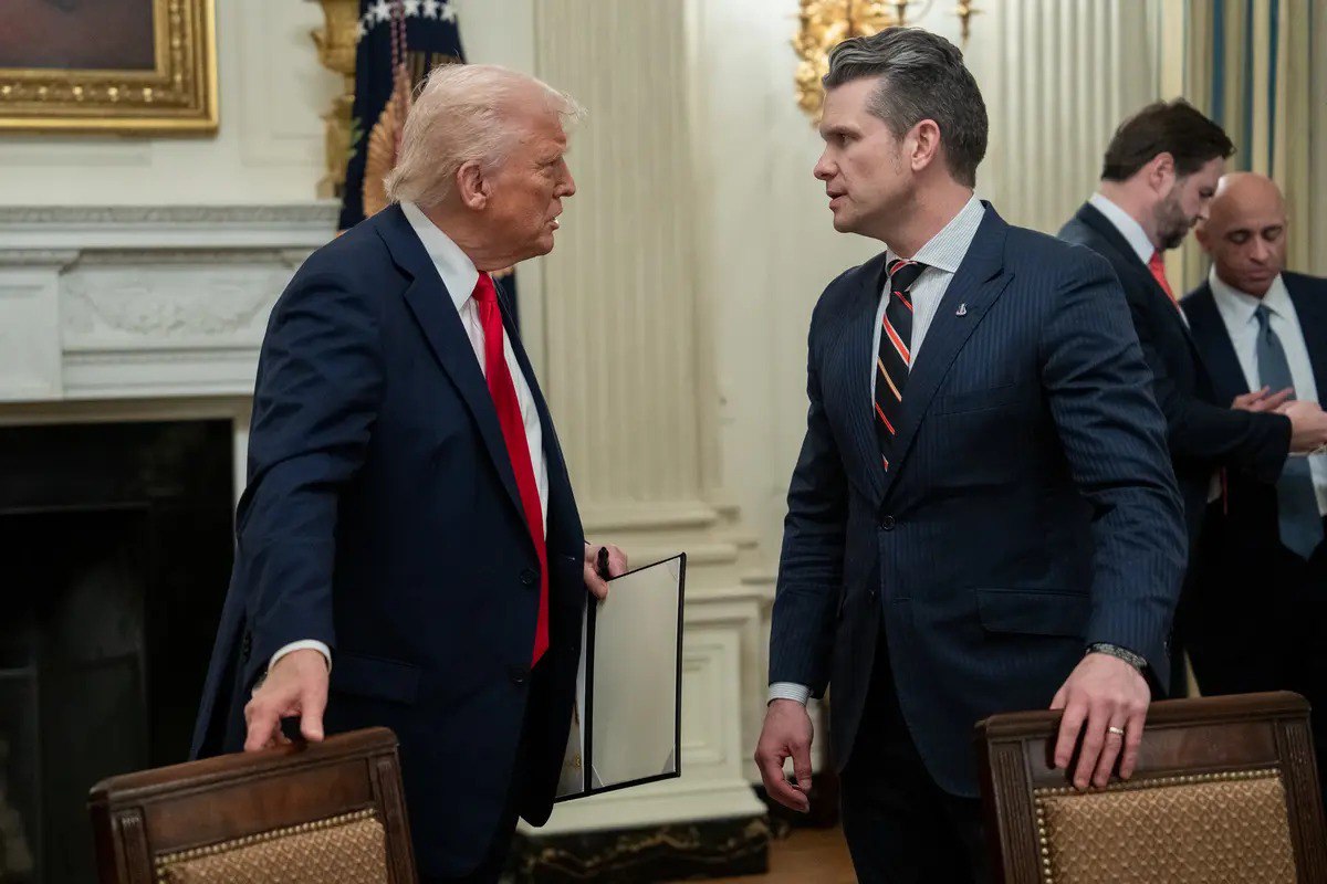 Дональд Трамп и его советник по нацбезопасности Майк Уолтц - виновник скандала с утечкой данных