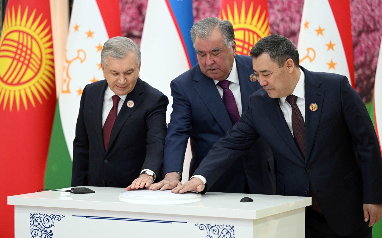 Лидеры трех стран подписали договор о точке стыка границ