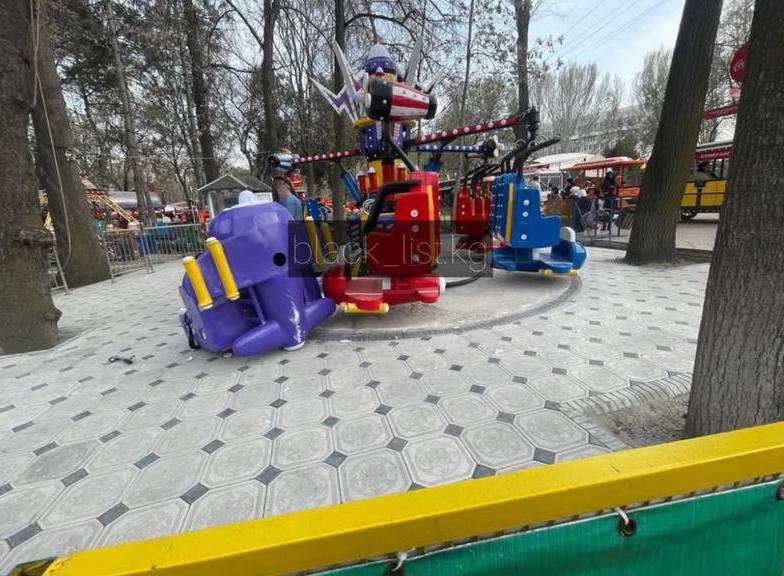 Упавшие кабины аттракциона