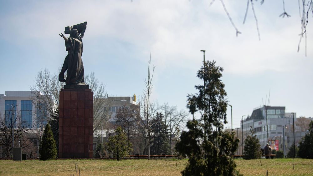 Памятник «Борцам революции» в Бишкеке
