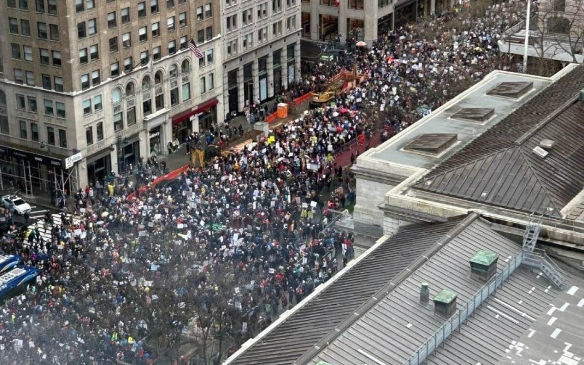 В США начались масштабные протесты против Дональда Трампа и введения импортных пошлин