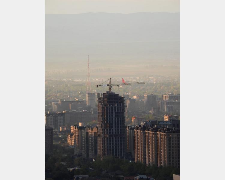 Вид на Бишкек со стороны Чон-Арыка, апрель 2025 года