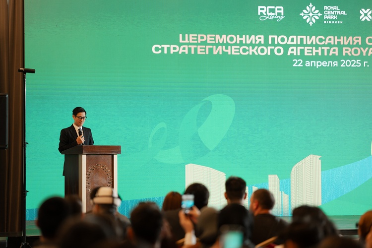 Представитель девелопера RCA Living выступил с речью, открывая мероприятие