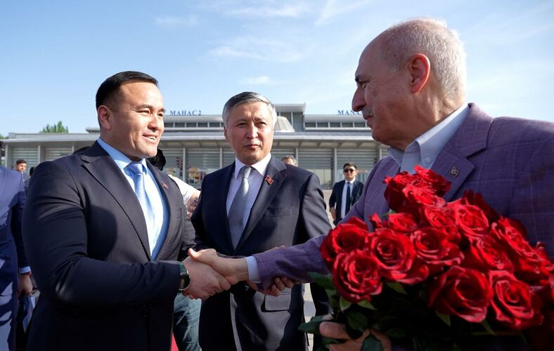Түркиянын парламентинин спикери Нуман Куртулмуш Кыргызстанга келди