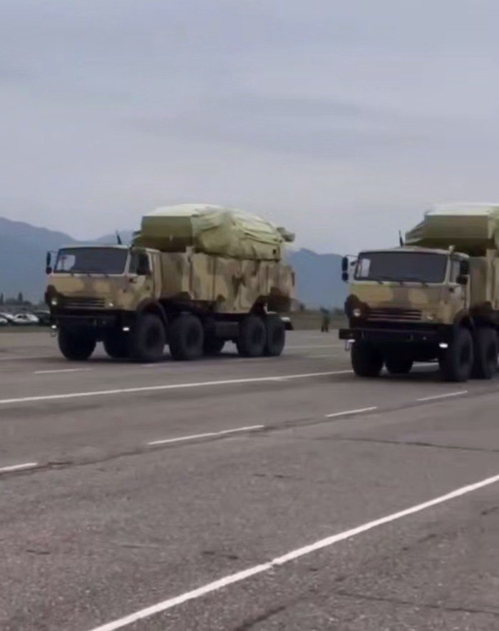 Боевые машины ЗРК 9К331МКМ «Тор-М2КМ» в Токмаке