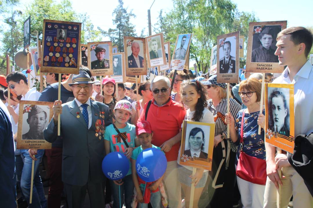 Потомки Адыкана Сарымсакова на акции «Бессмертный полк», 2018 год.