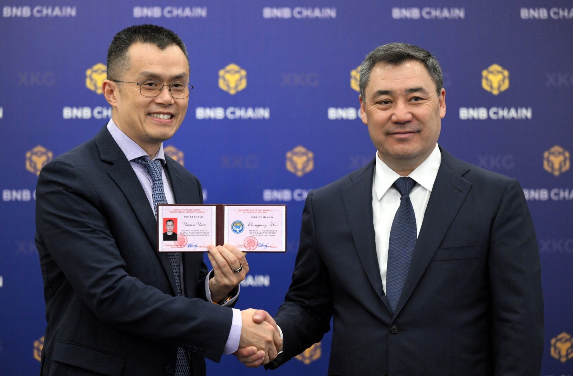 Садыр Жапаров вручил основателю Binance удостоверение общественного советника президента по вопросам развития цифровых активов