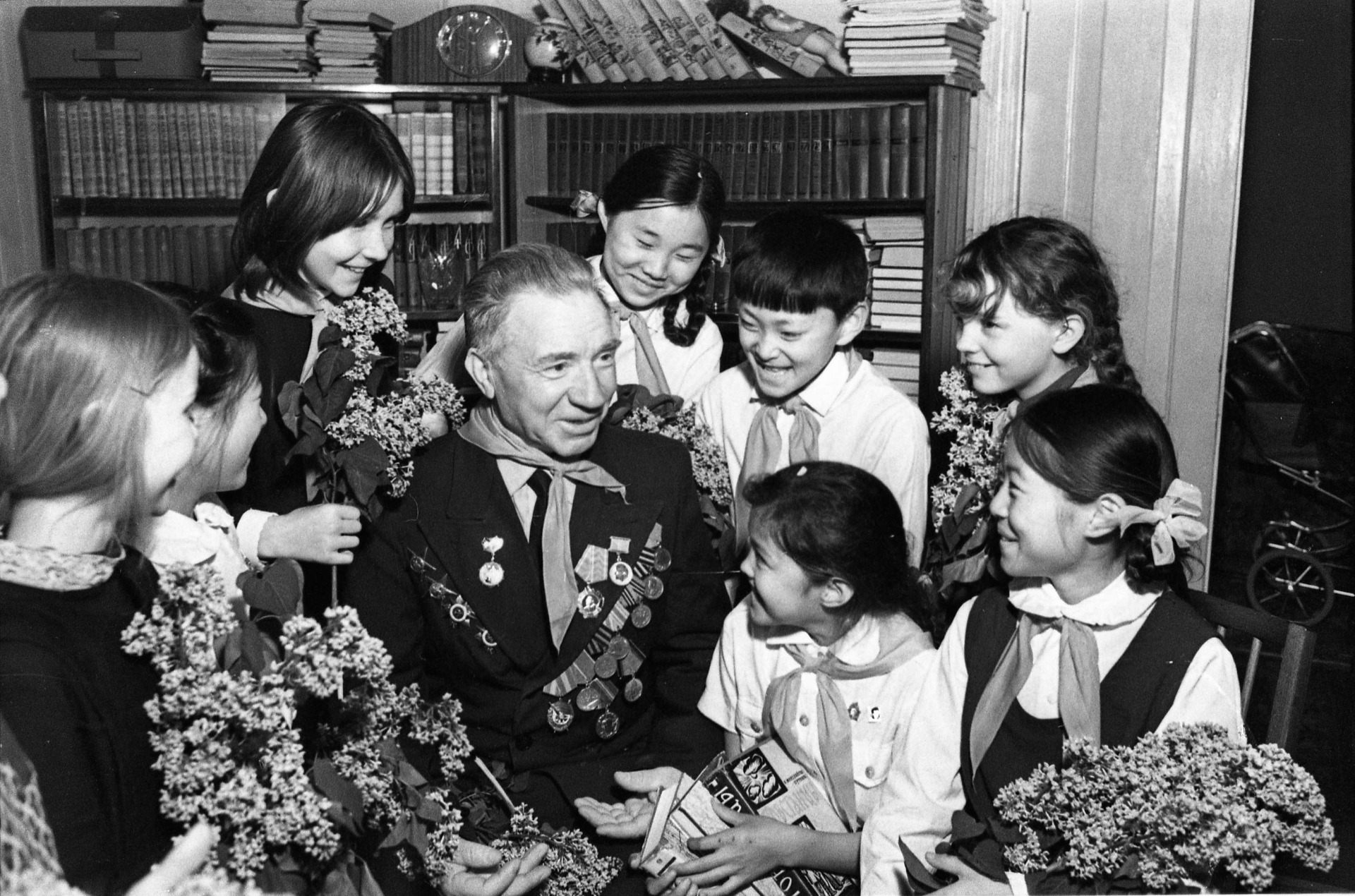 Летчик-штурман, участник ВОВ П.Г. Игнатов во время встречи с пионерами. Фрунзе, 1977 год