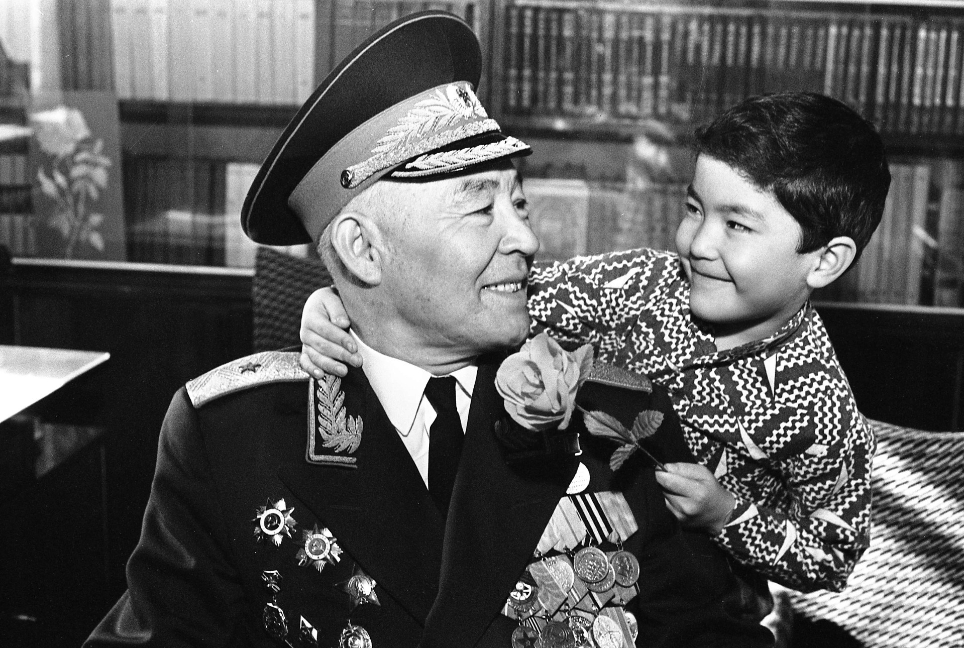 Ветеран ВОВ, первый кыргызский генерал-майор С. Самсалиев с внуком Кумаром. Фрунзе,1990 год