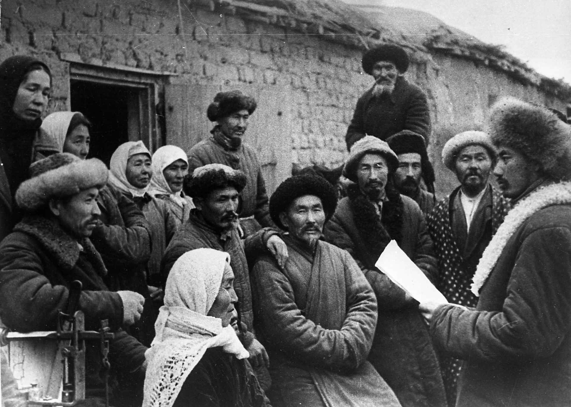 Жители одного из колхозов республики слушают сообщение Советского Информбюро о начале Великой Отечественной войны. Июнь 1941 года