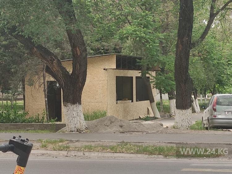 Один из ларьков по улице Турусбекова