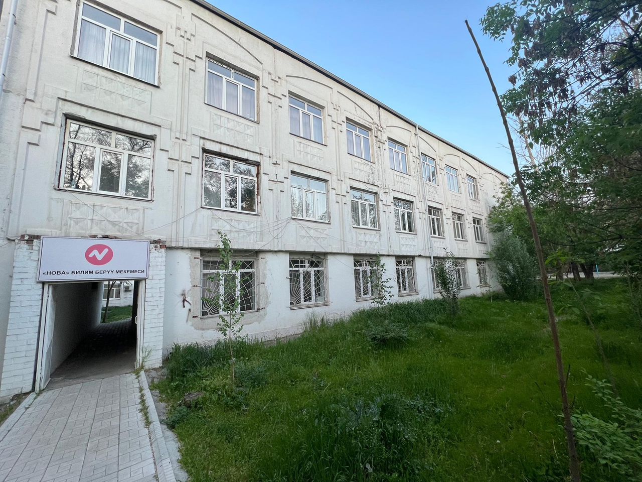 Приватизированные кабинеты на первом этаже школы