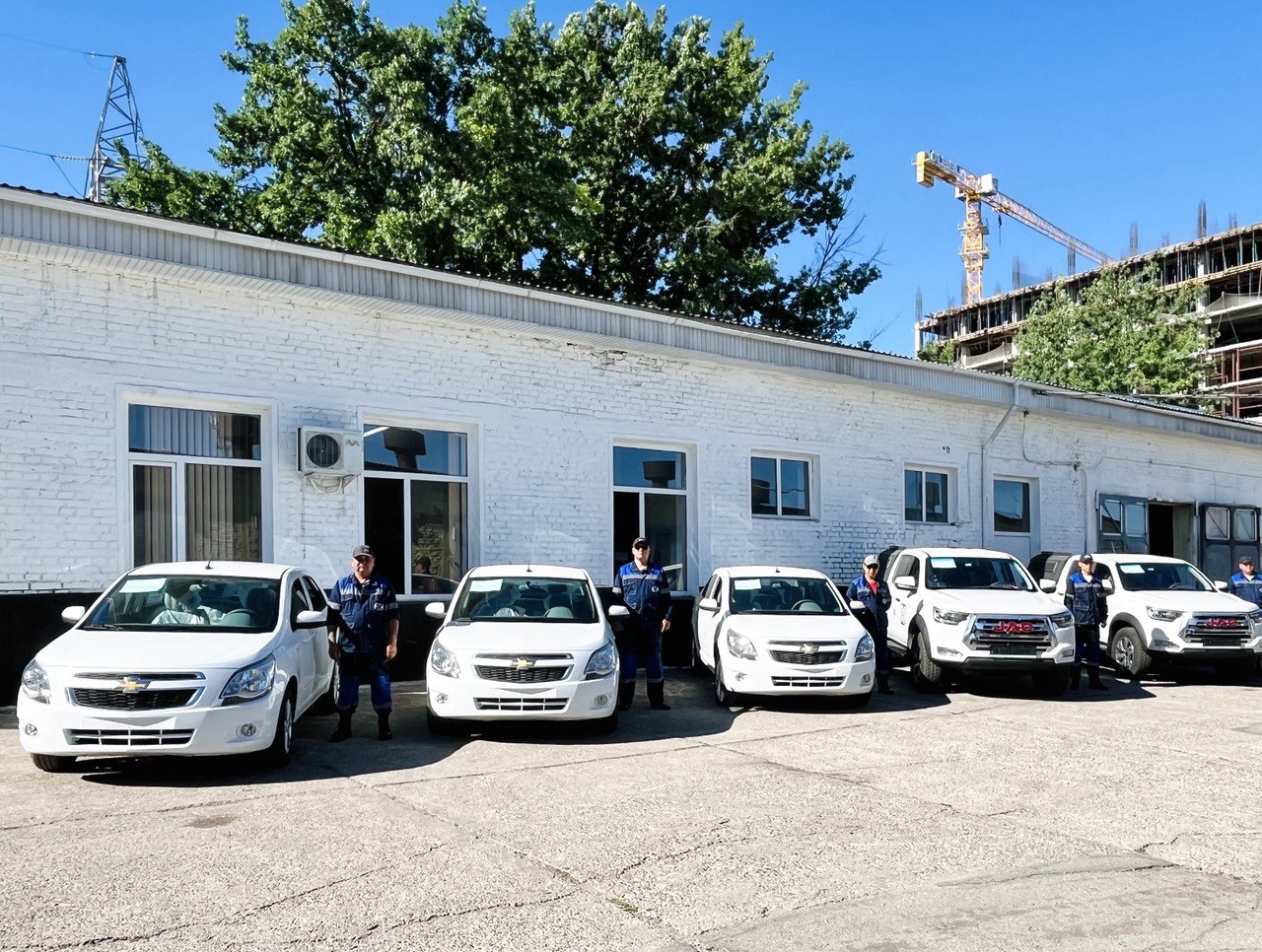Автопарк Бишкекского предприятия электрических сетей пополнен новой спецтехникой
