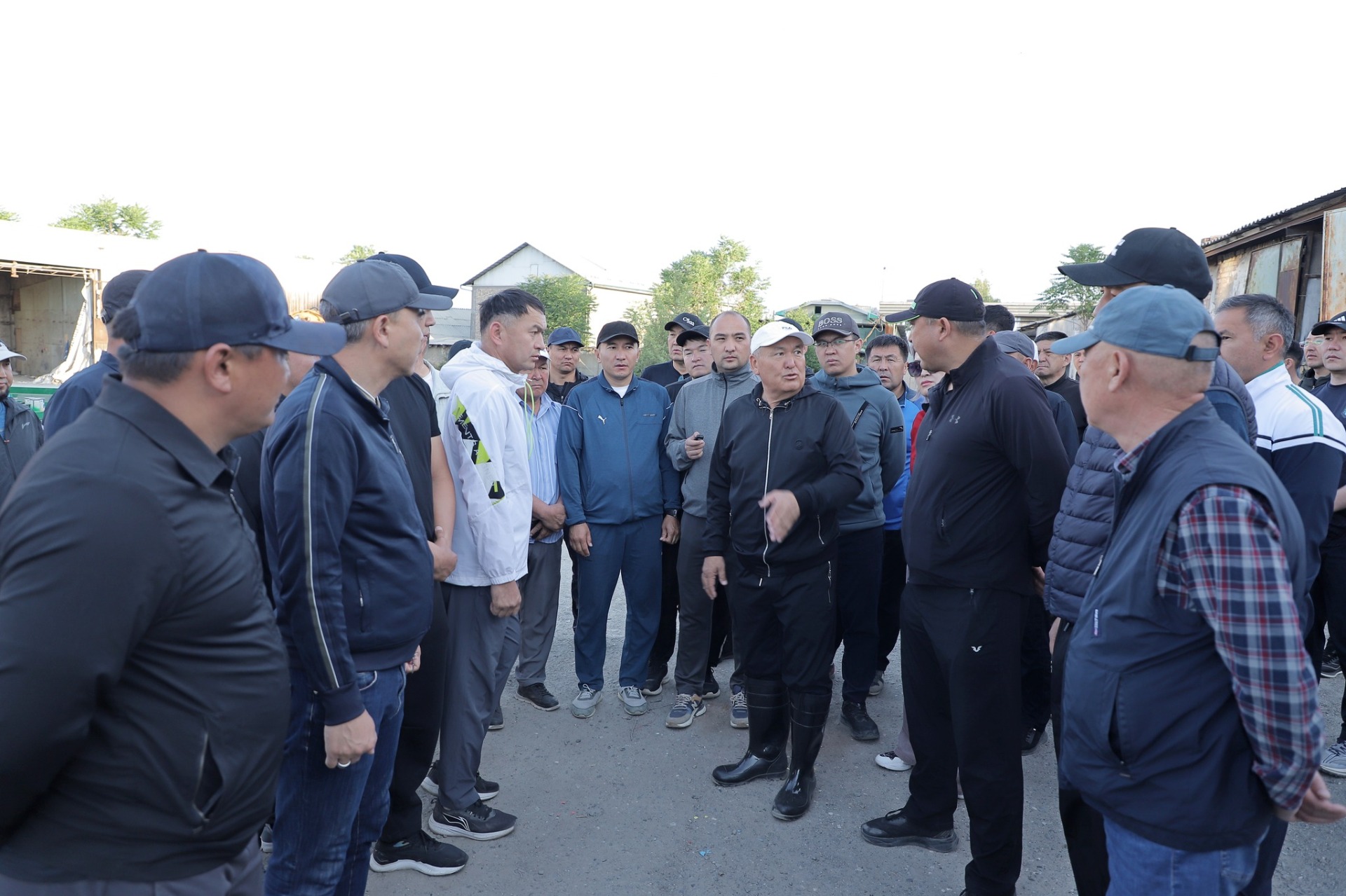Мэр дал три дня на демонтаж незаконных кафе у канала
