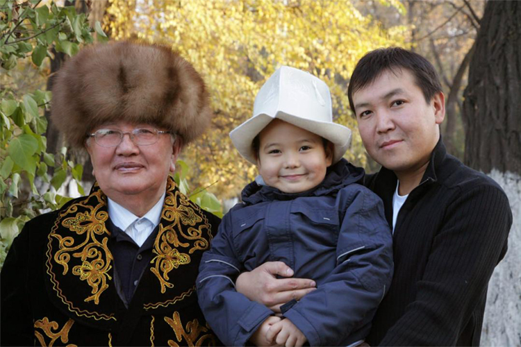 Поэт с сыном и внуком