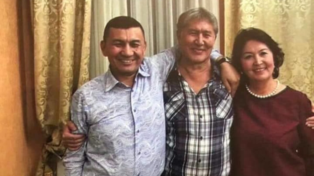 Хабибула Абдукадыр крайний слева
