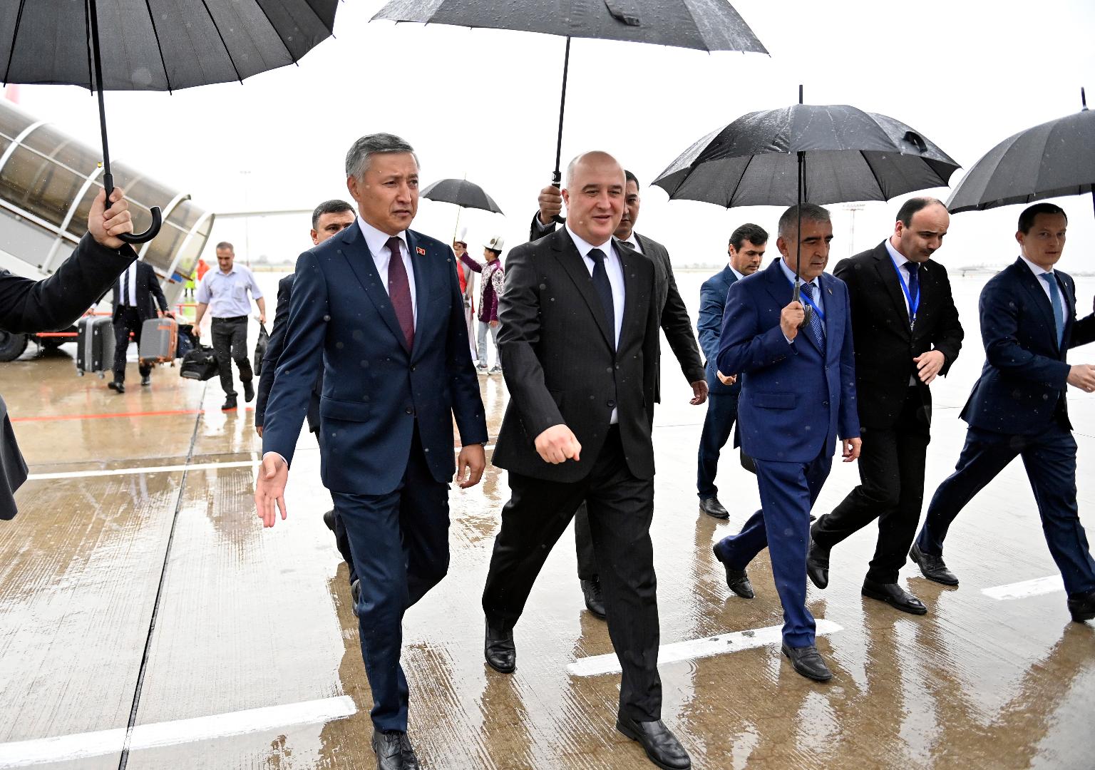 В Бишкек прибыл глава парламента Таджикистана.